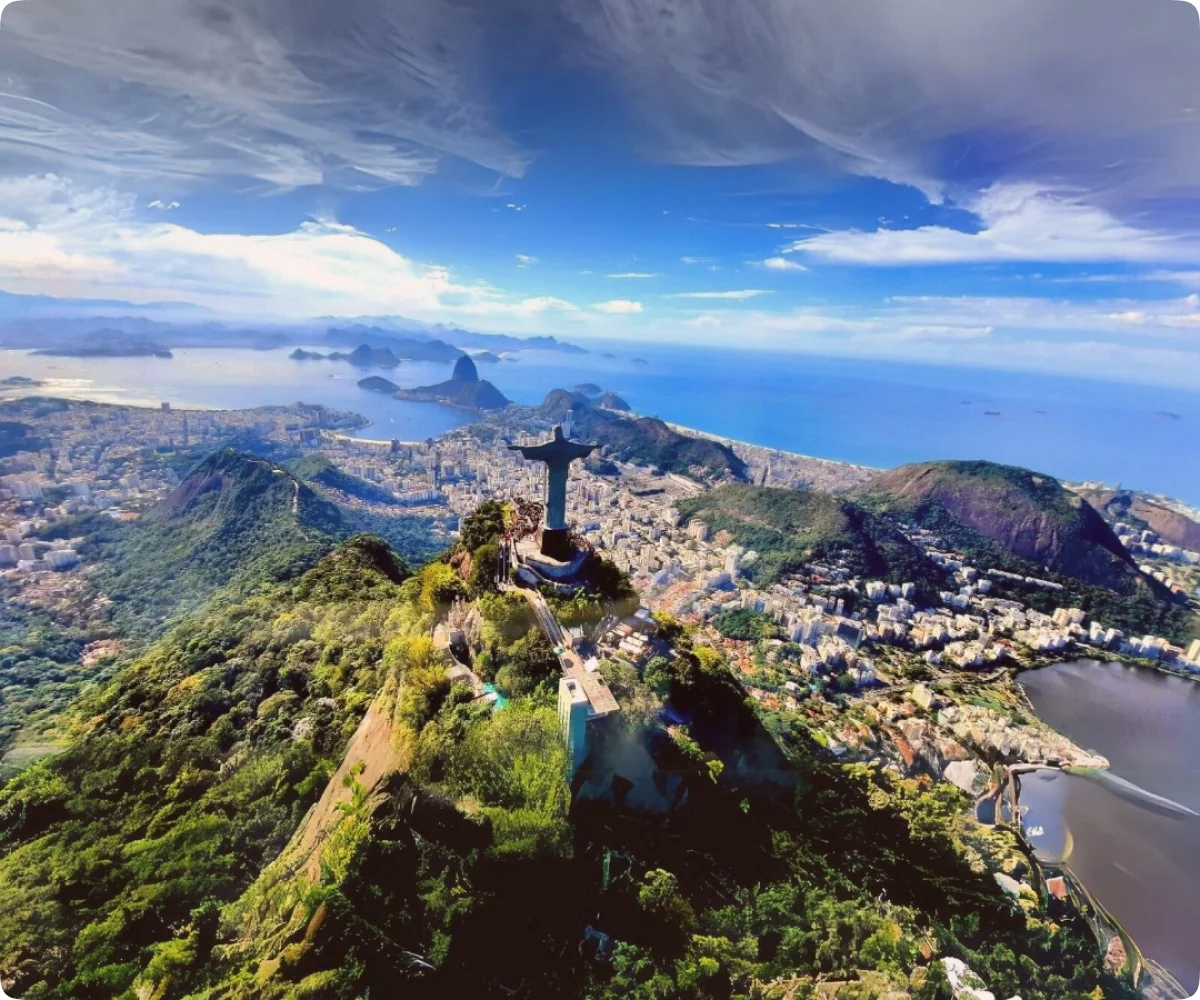 Vista aérea do Cristo Redentor e Pão de Açúcar durante passeio de helicóptero no Rio de Janeiro